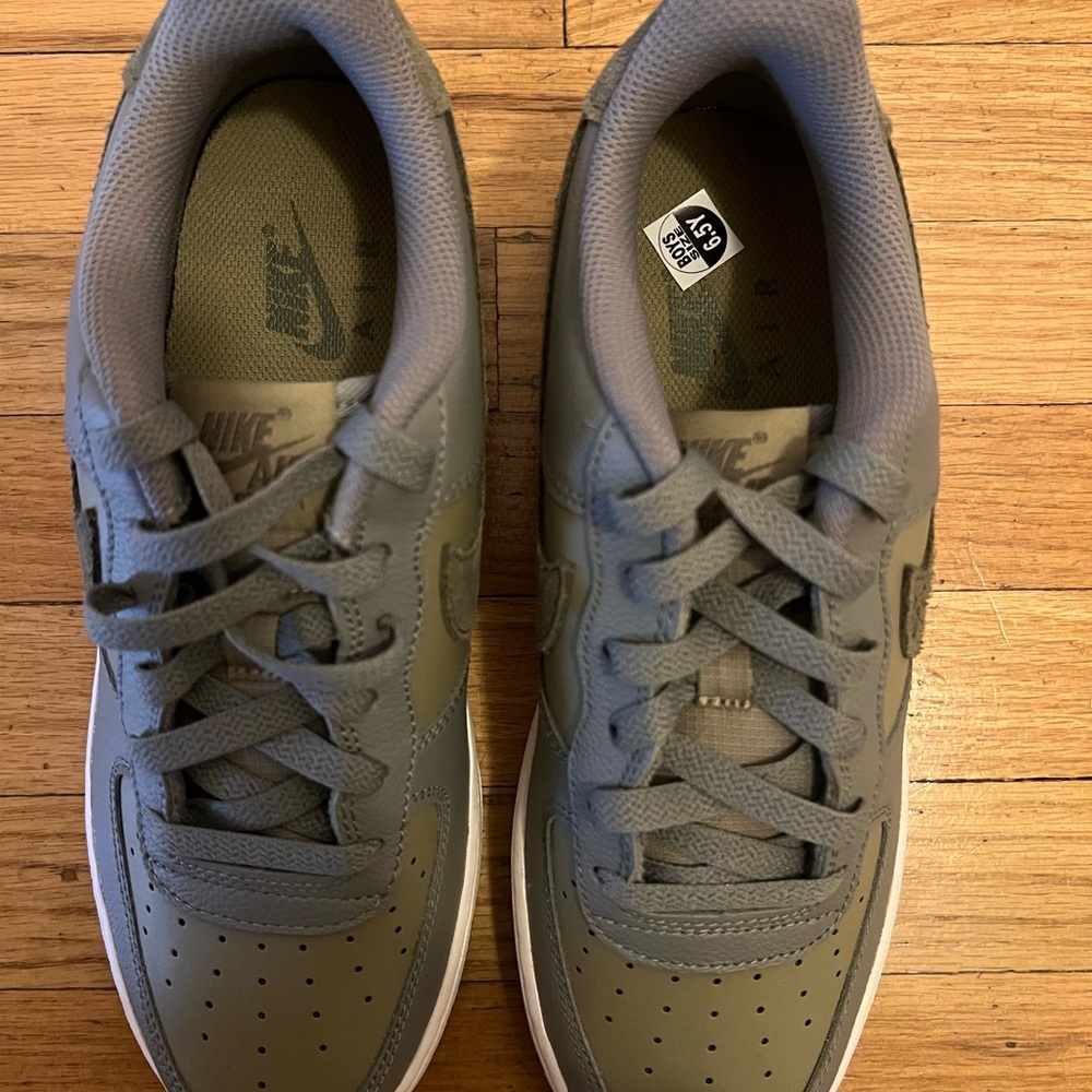 Nike Youth Air Force 1 Low Casual Shoe - Olive Green - Size 6.5Y OR 8.5W - Picture 6 of 7